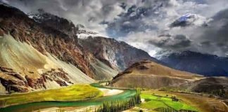 Skardu Valley Pakistan – Heaven on Earth Skardu Valley Pakistan, Skardu is a city in the Gilgit Baltistan self-governing region of Pakistan, Surrounded by the Indus and Shigar rivers