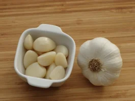 10 Advantages of Chewing a Raw Garlic Clove Daily 10 Advantages of Chewing a Raw Garlic Clove Daily